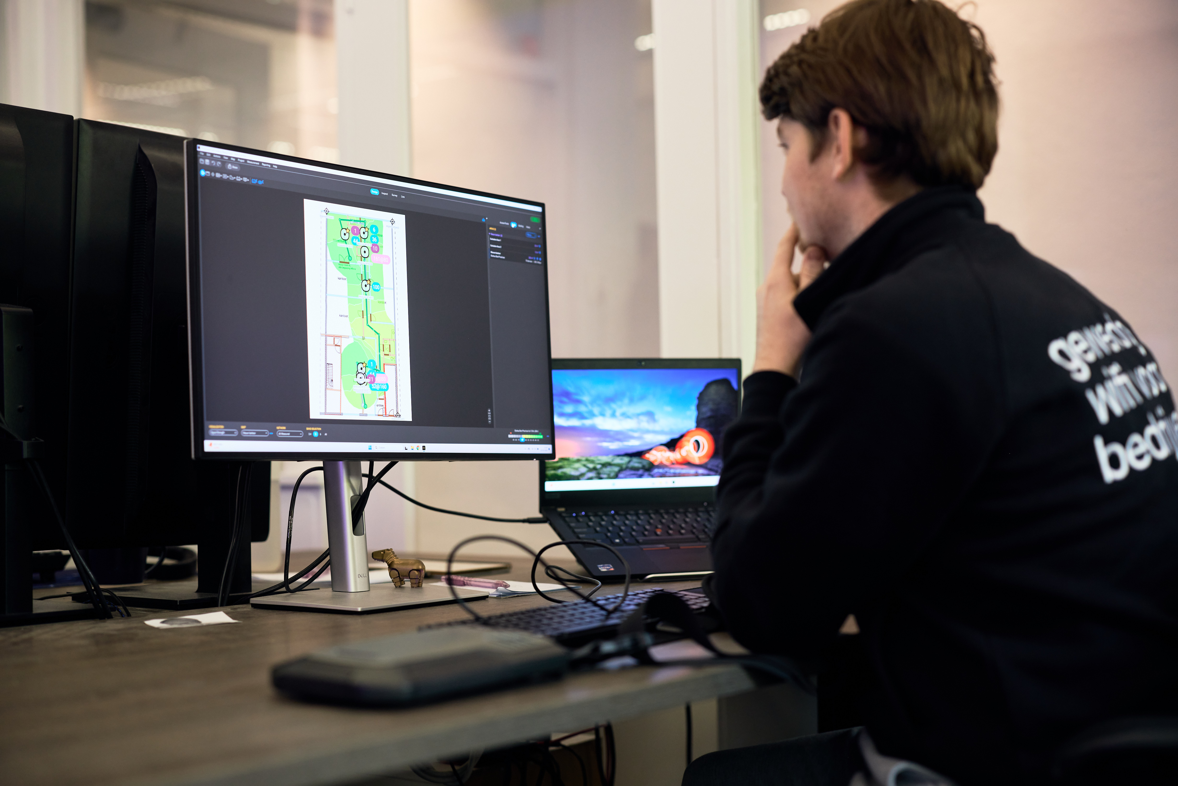 wesley werkt terwijl het rustig is op kantoor