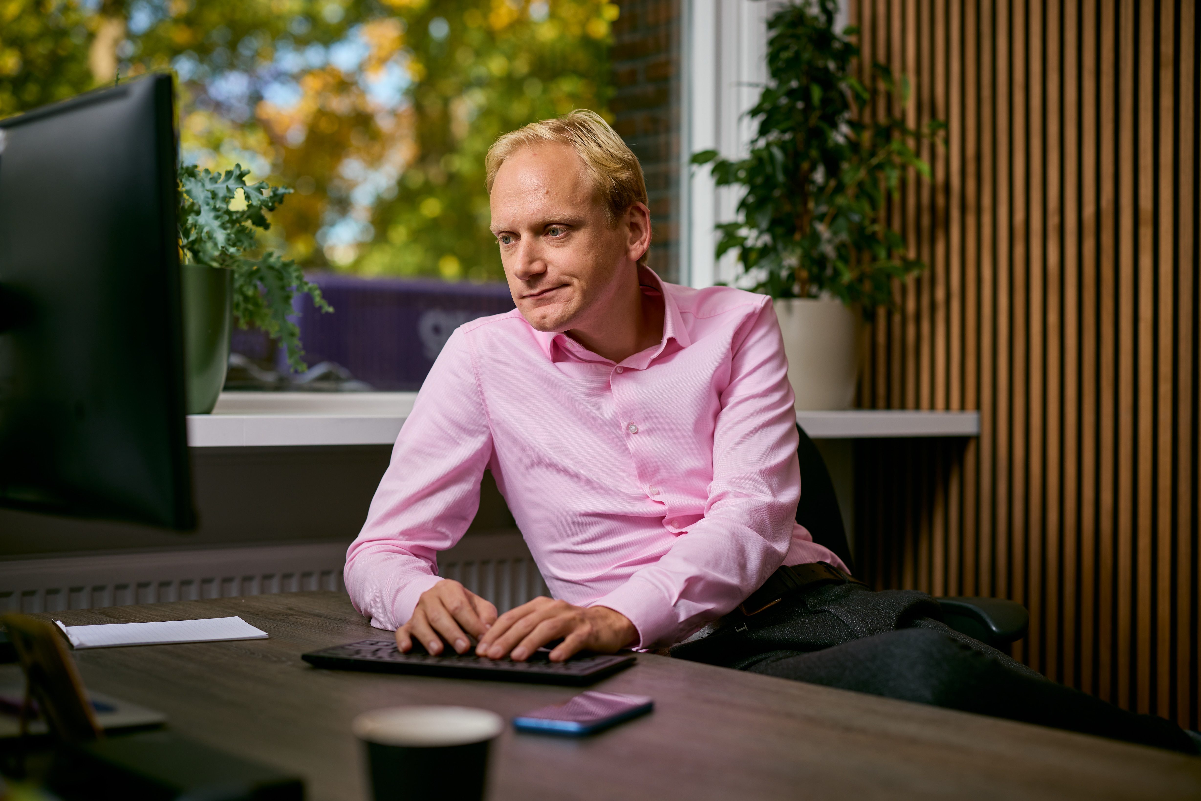 Wouter kijkt ontevred